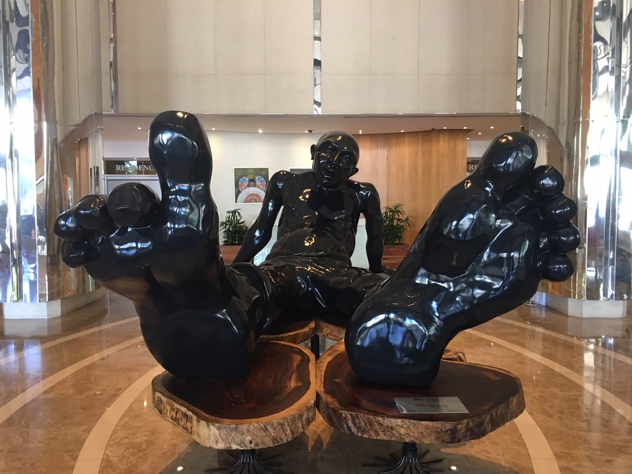 En el lobby del hotel destaca la imponente escultura de bronce del artista franco-israelí Idan Zareski, llamada 'Big Foot" (Pie grande). "Lleva consigo el hedor de la deportación en masa, del trabajo forzoso, la esclavitud y el abuso que han sufrido incontables culturas a lo largo de la historia", se lee en la descripción de la pieza en la web de la galería Saatchi Art.