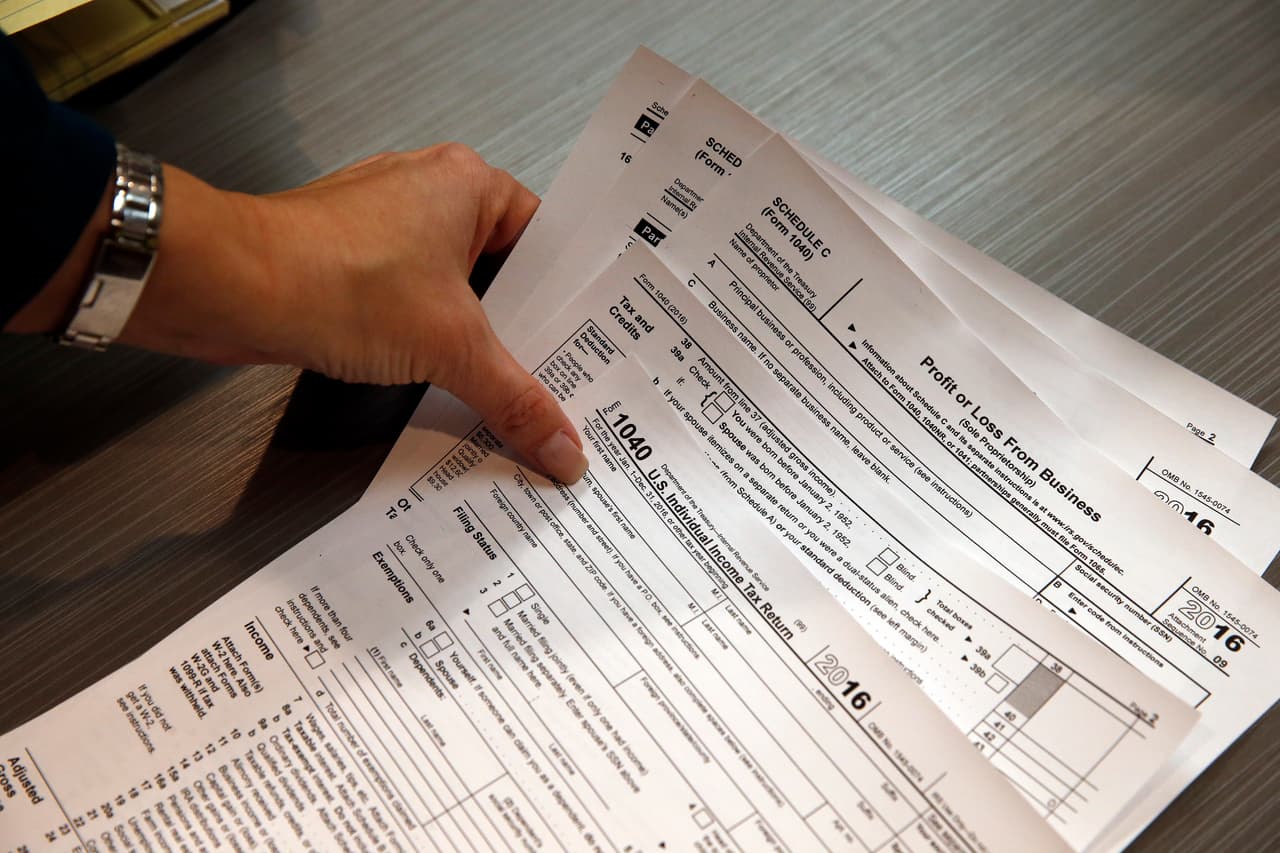 Revise el formulario antes de firmarlo. Recuerde que el contribuyente es el responsable de su propia declaración de impuestos.