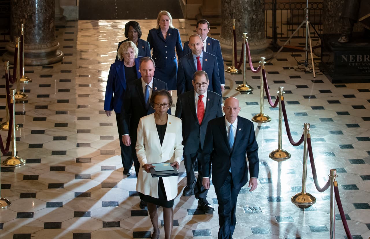<b>Los <i>'artículos</i>’ del impeachment de camino al Senado (15 de enero).</b> Cuatro meses después de conocerse 
<a href="https://www.univision.com/noticias/politica/ucraniagate-una-cronologia-del-nuevo-escandalo-de-trump-por-una-llamada-telefonica"><u>el escándalo de la llamada de Trump al presidente de Ucrania</u></a>, los ‘
<i>managers</i>’ del juicio político llevan las acusaciones que resultaron de su deliberación en la Cámara Baja. Ese día comenzo el debate en el Senado para saber si sería destituido el primer mandatario.
<br>