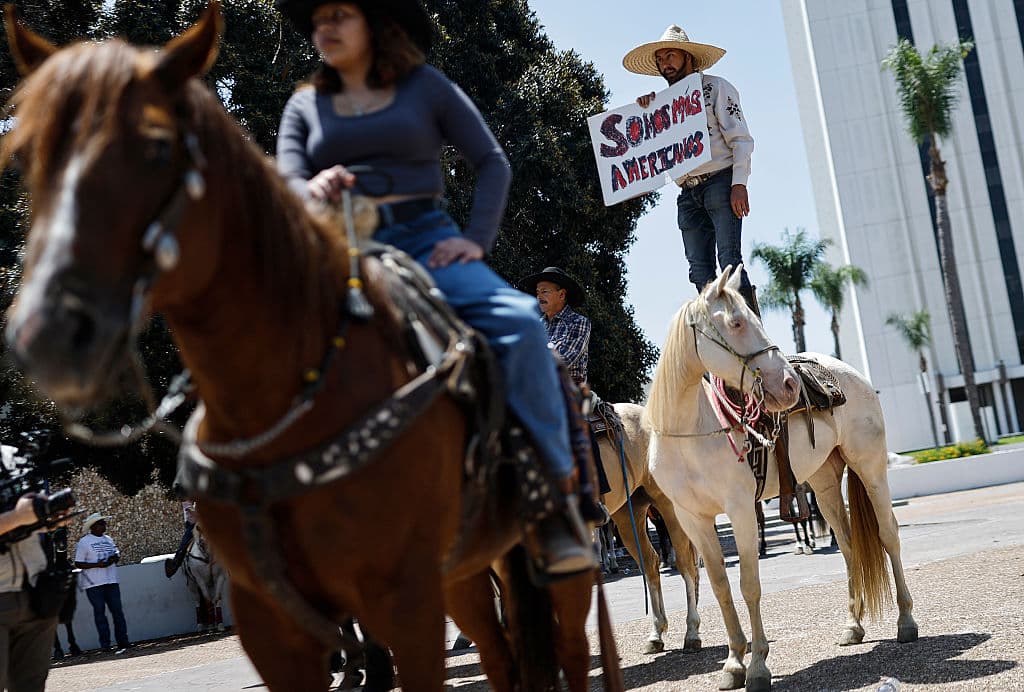 La alcaldesa de Los Ángeles, 
<b>Karen Bass, al igual que el gobernador de California, Gavin Newsom,</b> aseguraron al presidente Donald Trump, que 
<b><a href="https://www.univision.com/local/los-angeles-kmex/trump-felicita-a-la-guardia-nacional-por-actuar-en-los-angeles-donde-nunca-estuvo-afirma-la-alcaldesa-karen-bass" target="_blank">no necesitaban apoyo para controlar las manifestaciones</a></b> contra el 
<b>operativo sorpresa</b> de ICE.
<br>
<br>Trump entendió lo contrario y ordenó el despliegue de 
<b>4,000 soldados de la Guardia Nacional</b> y 700 infantes de Marina a la ciudad, con el fin primordial de proteger edificios federales.