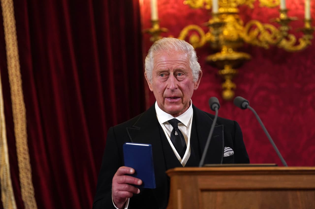 El rey Carlos III no hará ningún comentario sobre nuevos títulos para nadie hasta que termine el período oficial de duelo real, el próximo 26 de septiembre, se indica el sitio web.
<br>