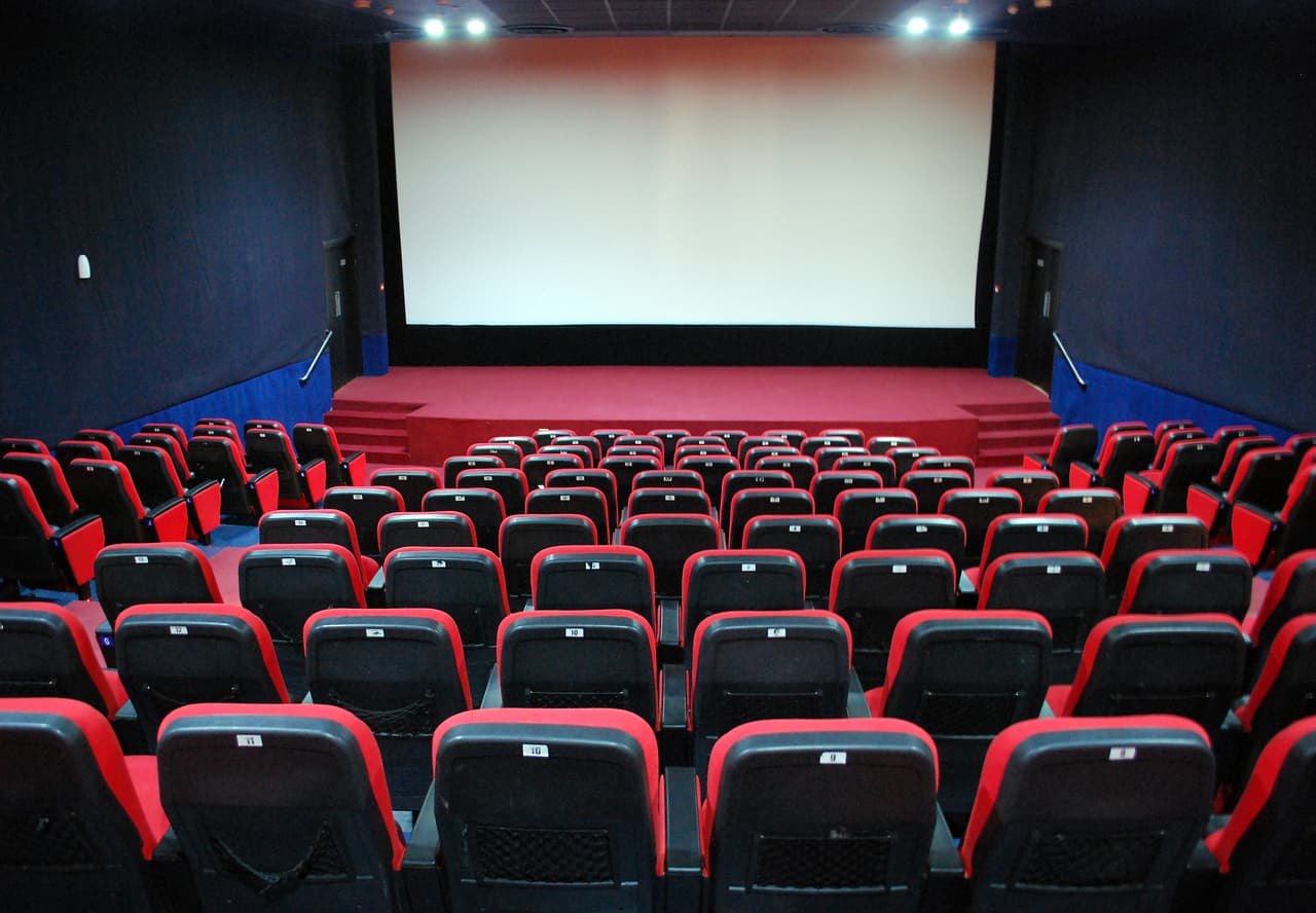 Los cines y los centros de conferencias en lugares cerrados pueden abrir al 30% de la capacidad, o 100 personas, lo que sea menor.