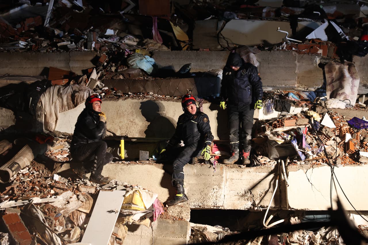 El devastador terremoto registrado en la frontera entre Turquía y Siria este lunes 6 de febrero de 2023 suma más de 4,000 fallecidos, pero la Organización Mundial de la Salud (OMS) 
<a href="https://www.univision.com/noticias/mundo/terremoto-turquia-y-siria-muertos-oms-rescates-derrumbes">estima que la cifra puede escalar hasta los 20,000 muertos</a>, con lo que se situaría entre los sismos más mortales en los últimos 100 años. 
<br>
<br>Estos son los 13 terremotos más mortíferos registrados en el último siglo. Para elaborar este listado, se revisó la cifra oficial reportada por las autoridades, mientras que para verificar el epicentro y la magnitud del sismo, los datos se comprobaron con la información del Servicio Geológico de Estados Unidos (United States Geological Service, USGS).