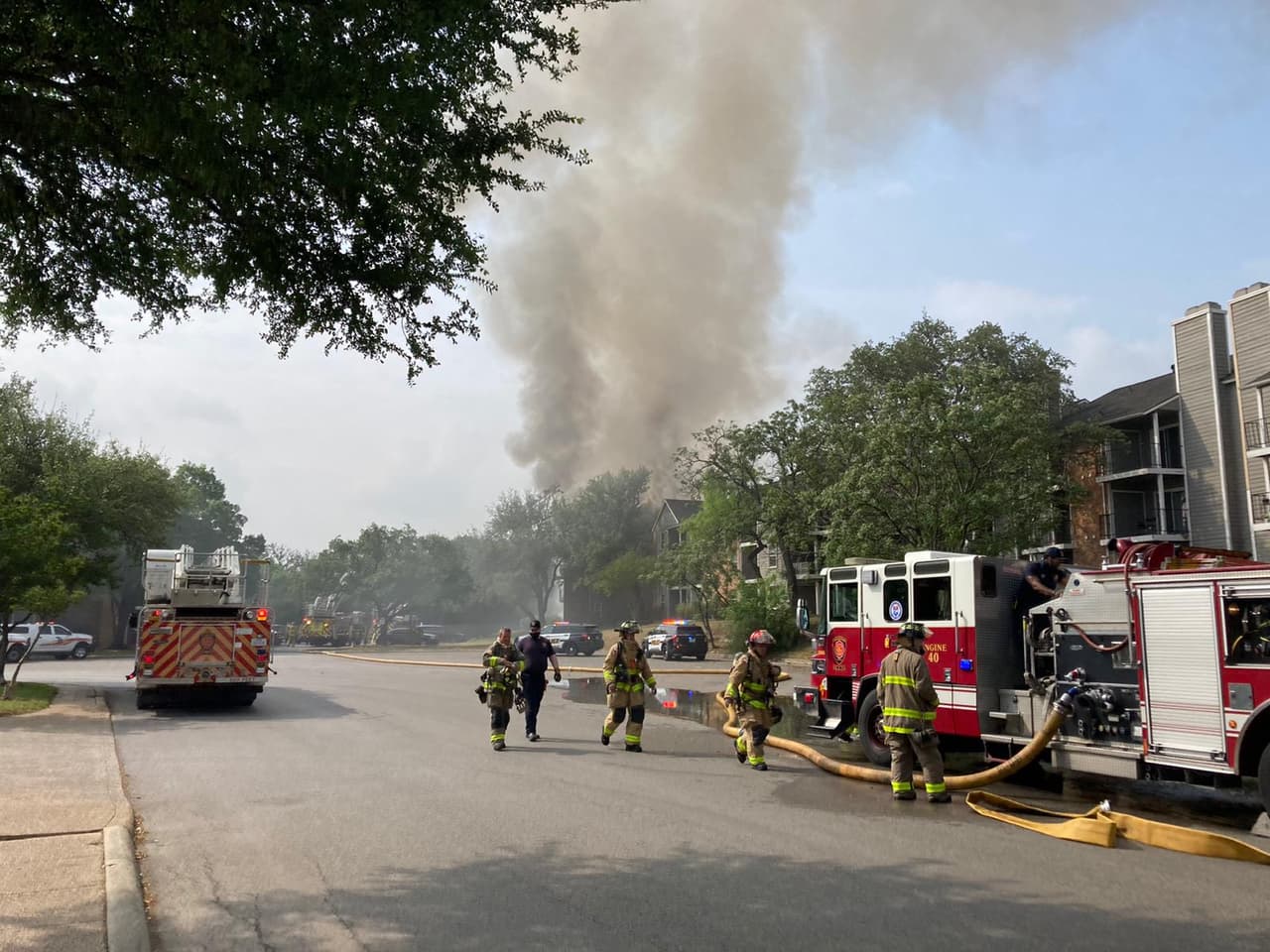 Los bomberos de San Antonio están luchando contra un incendio en la calle Nacogdoches.