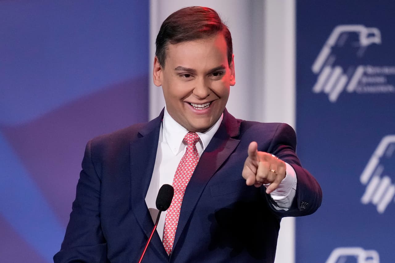 Estas son 10 de las alucinantes mentiras que ha dicho George Santos, el congresista de Nueva York que enfrenta cargos federales
