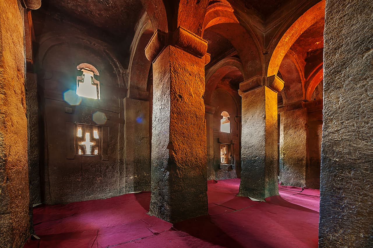 Las columnas talladas dentro de una de las iglesias de Lalibela. Un portavoz del gobierno etíope declaró el domingo que la ciudad fue liberada del control de las fuerzas del Frente Popular de Liberación de Tigré (FPLT). 
<br>