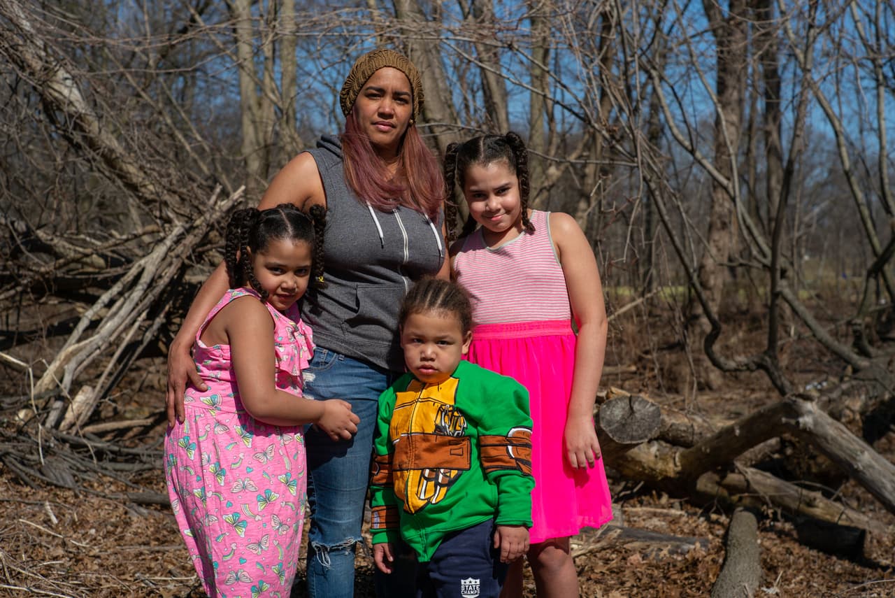 A medida que las consecuencias económicas de covid han hecho que aumentara el hambre infantil a niveles récord, Alexandra Sierra del condado de Bergen, Nueva Jersey, dice que no sabe qué haría su familia sin la comida que obtienen de una despensa local.