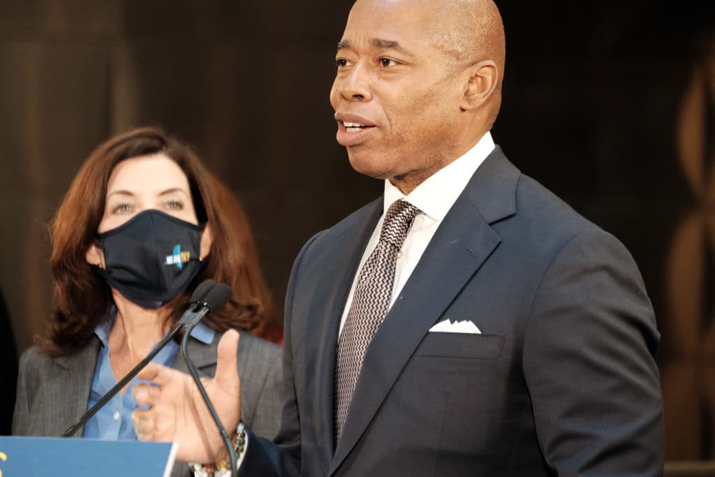 El 22 de octubre la gobernadora 
<b>Kathy Hochul </b>y el alcalde 
<b>Eric Adams</b> anunciaron 1,200 turnos de tiempo extra de oficiales diarios en el subway, para mejorar la seguridad. Esto se traduciría en 10 mil horas extras de patrullaje diarios en los vagones del tren y las plataformas.
<br>