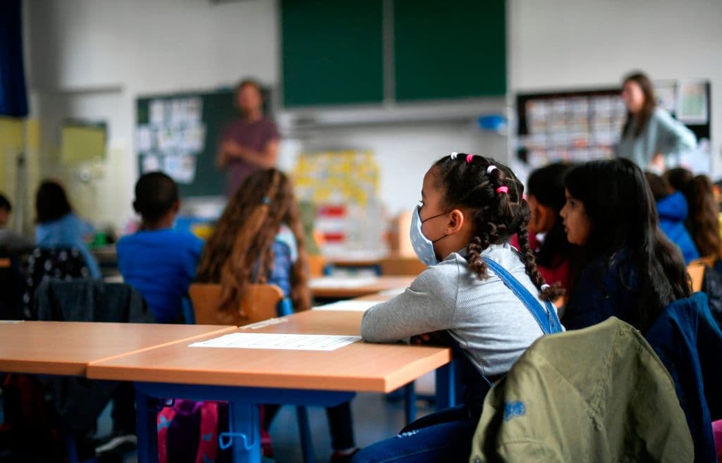 Para el IRS una ‘persona calificada es’: un niño menor de 13 años que sea su dependiente y/o un cónyuge o dependiente de cualquier edad que no pueda cuidar de sí mismo y que viva con usted durante más de seis meses al año.
<br>
<br>