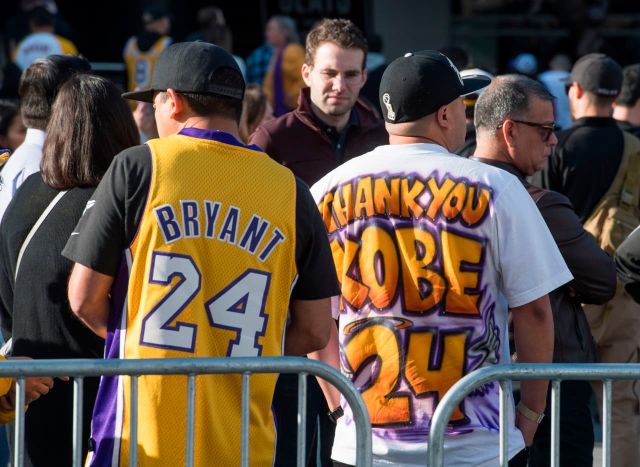 La plaza L.A. live se convirtió en un lugar de oración durante varios días. Los organizadores del evento de hoy solicitaron al público que sólo los que tuvieran entradas para el evento se acercaran hoy al Staples Center.