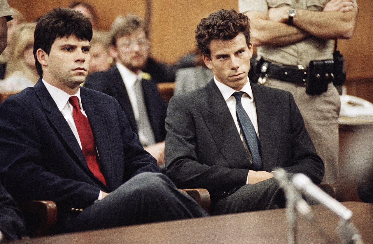 <h2 class="cms-H2-H2"><b>Primer juicio </b></h2>
<br>
<br>
<b>1993-1994:</b> La defensa argumenta que los hermanos actuaron en defensa propia tras años de abusos sexuales y psicológicos por parte de su padre. El juicio termina en jurados divididos.