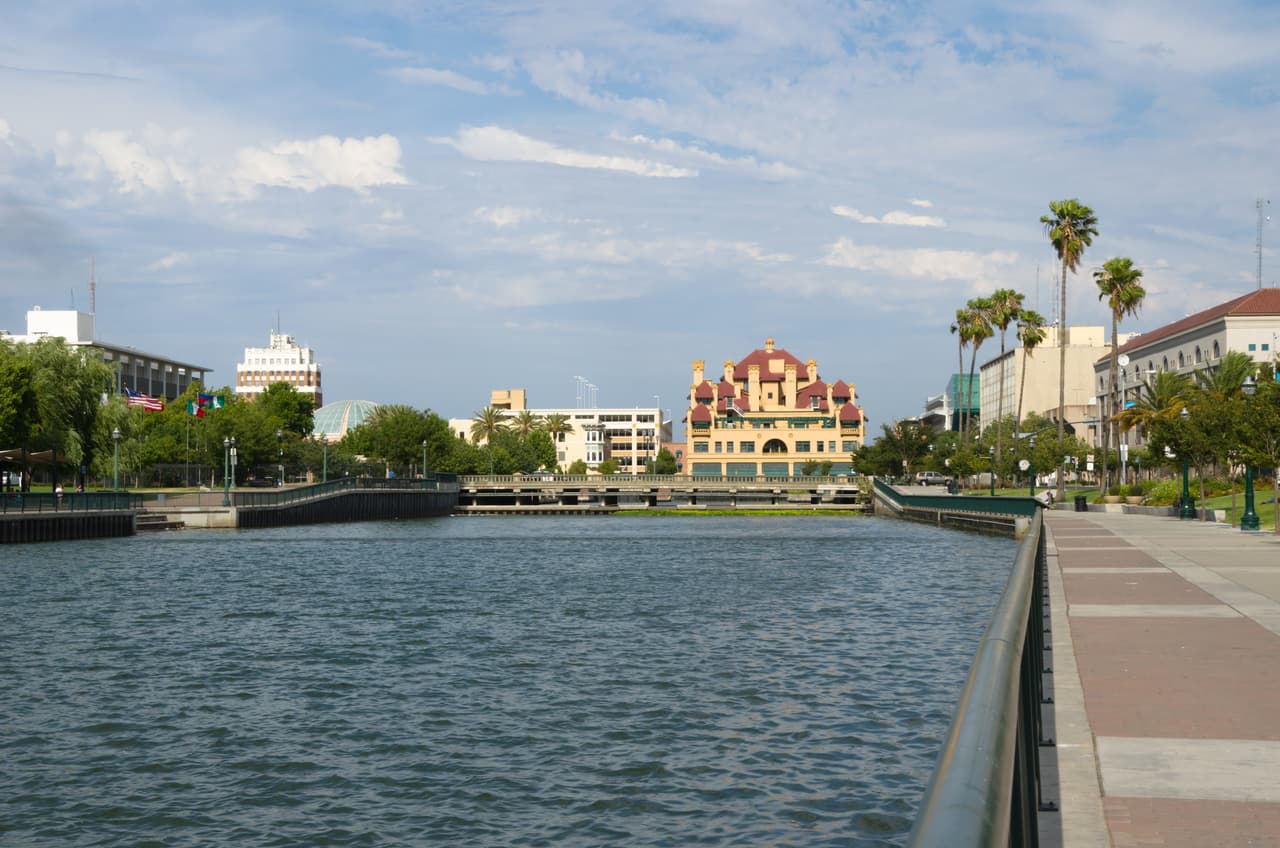 <h3 class="cms-H3-H3">20. Stockton, California </h3>
<br>
<br>Tras notificar 5,517 delitos violentos en 2020, Stockton se posicionó como el área metropolitana más peligrosa del estado y una de las más violentas en todo el país. Si bien la tasa general de estos incidentes se redujo en un 8.3% el año pasado,
<b> la de homicidios se incrementó tras notificar 84 asesinatos</b> en el mismo periodo de tiempo, en los que la gran mayoría se vieron involucraron 
<a href="https://www.univision.com/temas/armas">armas</a> de fuego. 
<br>
<br>
<br>
<br>