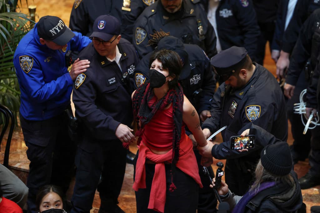 Los detenidos enfrentan cargos de allanamiento, obstrucción y resistencia al arresto, según informaron las autoridades policiales.