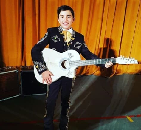 Conocido como ‘El Gallito’, busca abrirse paso en el mundo de la música regional mexicana.