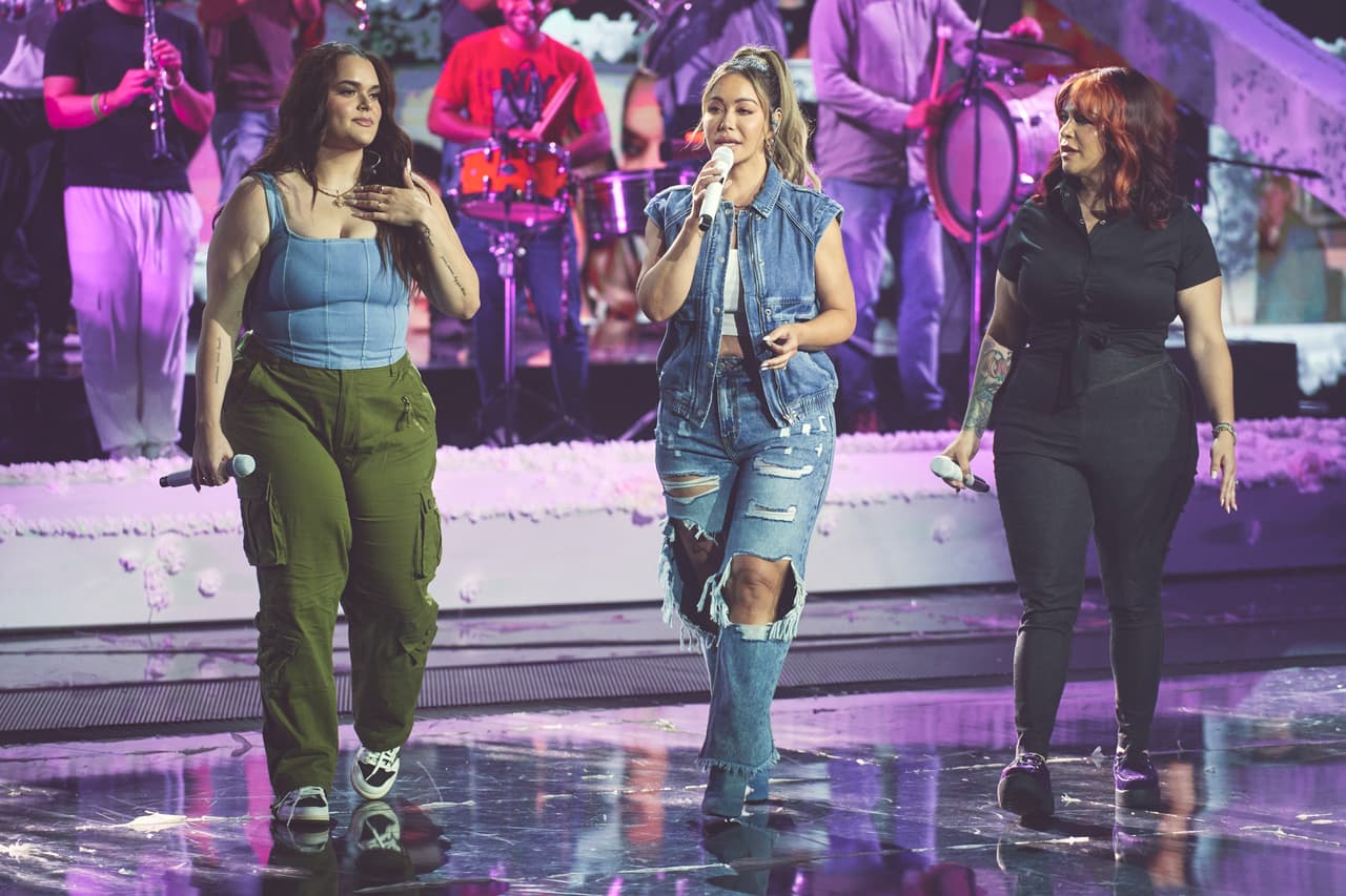 Jenny seguro estaría orgullosa de ver a sus hijas juntas en un escenario nuevamente. 
<br>