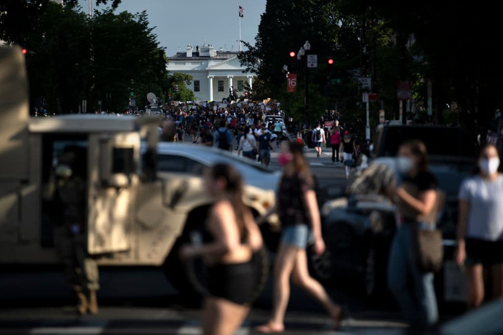 Trump, lejos de llamar a la calma en tiempos de crisis y enojo social por lo que llaman la brutalidad policial sistémica contra los afroestadounidenses, redobló la apuesta convocando la Guardia Nacional a las calles.