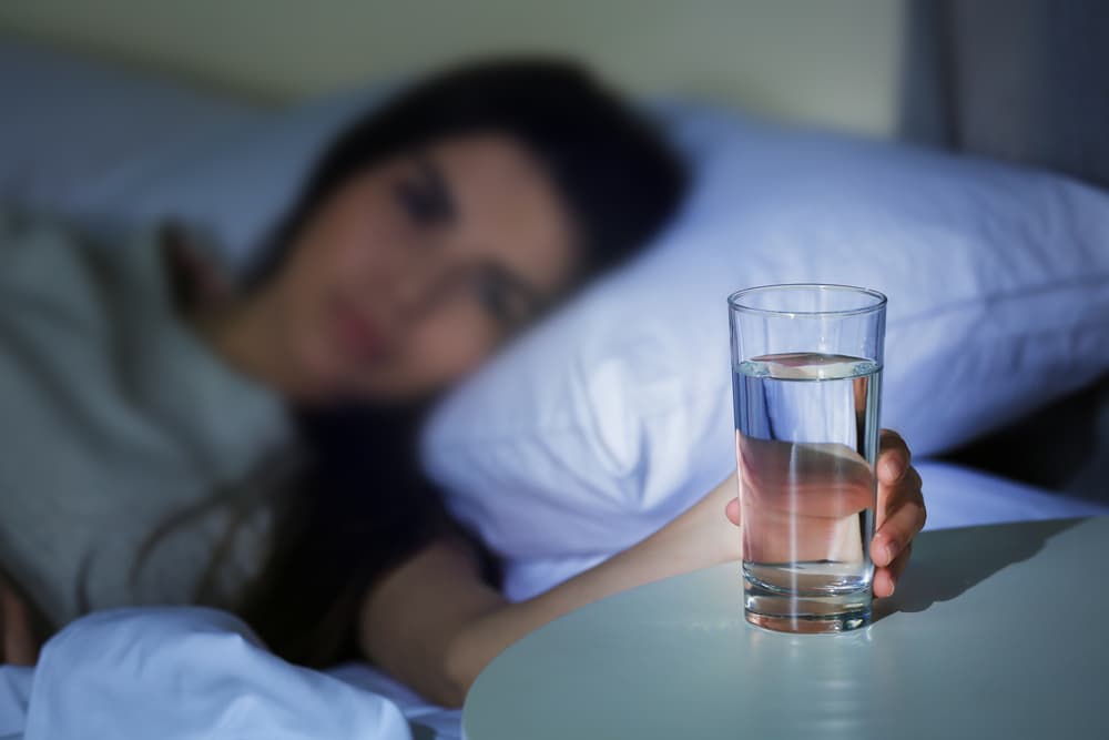 Otro ritual sencillo te recomienda tener un vaso de agua en tu buró, pero no para beber, sino para asborber malas energías. Esa agua la desecharás diariamente y lavarás el vaso, el cual solo tendrás para este uso.