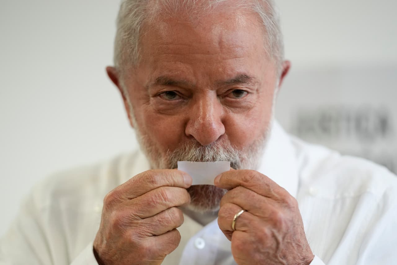 El expresidente Luis Inacio Lula da Silva emitió su voto este domingo en Sao Paulo, durante la segunda vuelta de las elecciones presidenciales de Brasil. De acuerdo con las autoridades electorales, 
<a href="https://www.univision.com/noticias/america-latina/elecciones-brasil-lula-gana-segunda-vuelta-bolsonaro" target="_blank">será el nuevo presidente brasileño</a>.