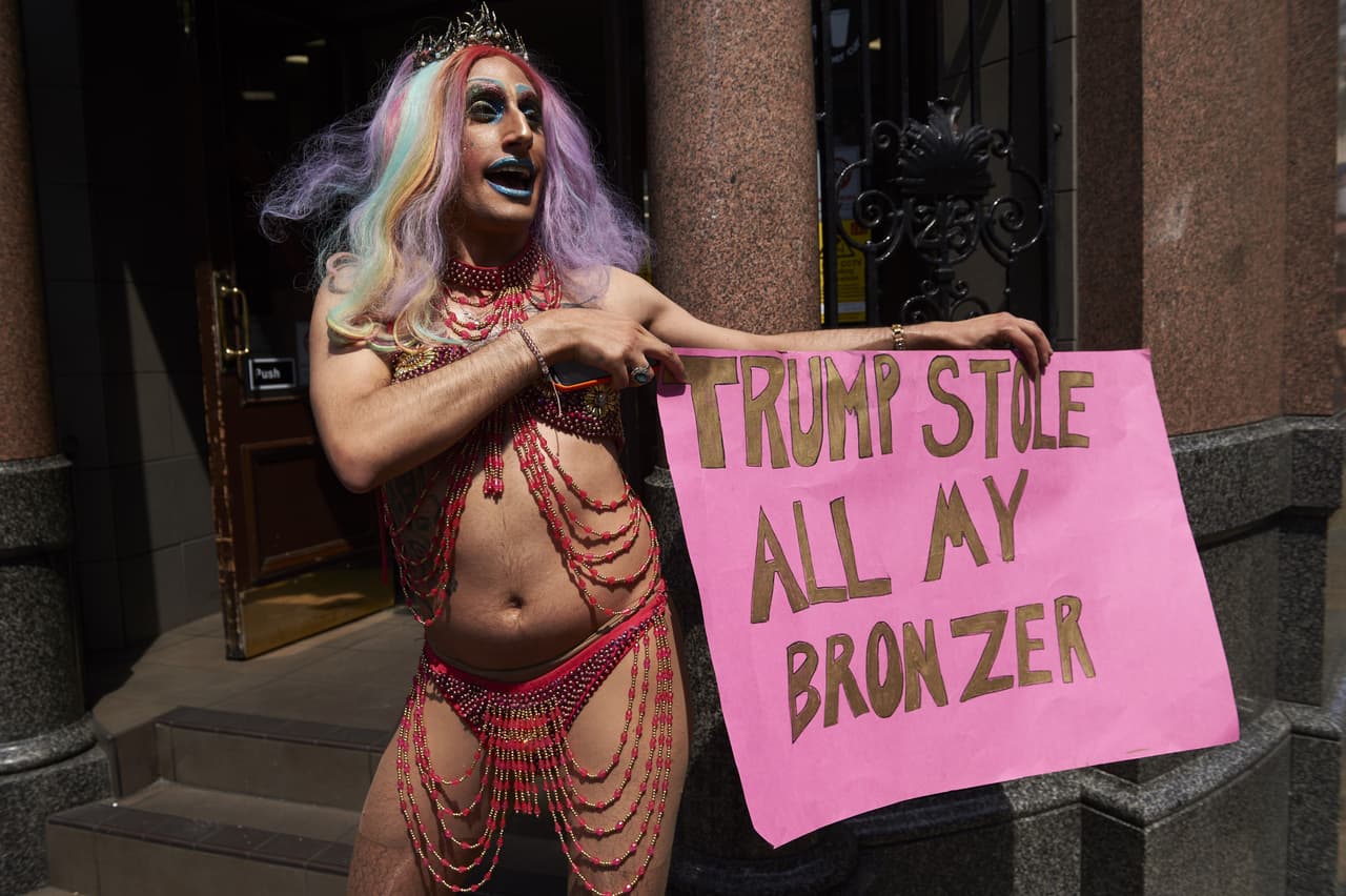 “Trump robó toda mi (pintura) bronceadora".