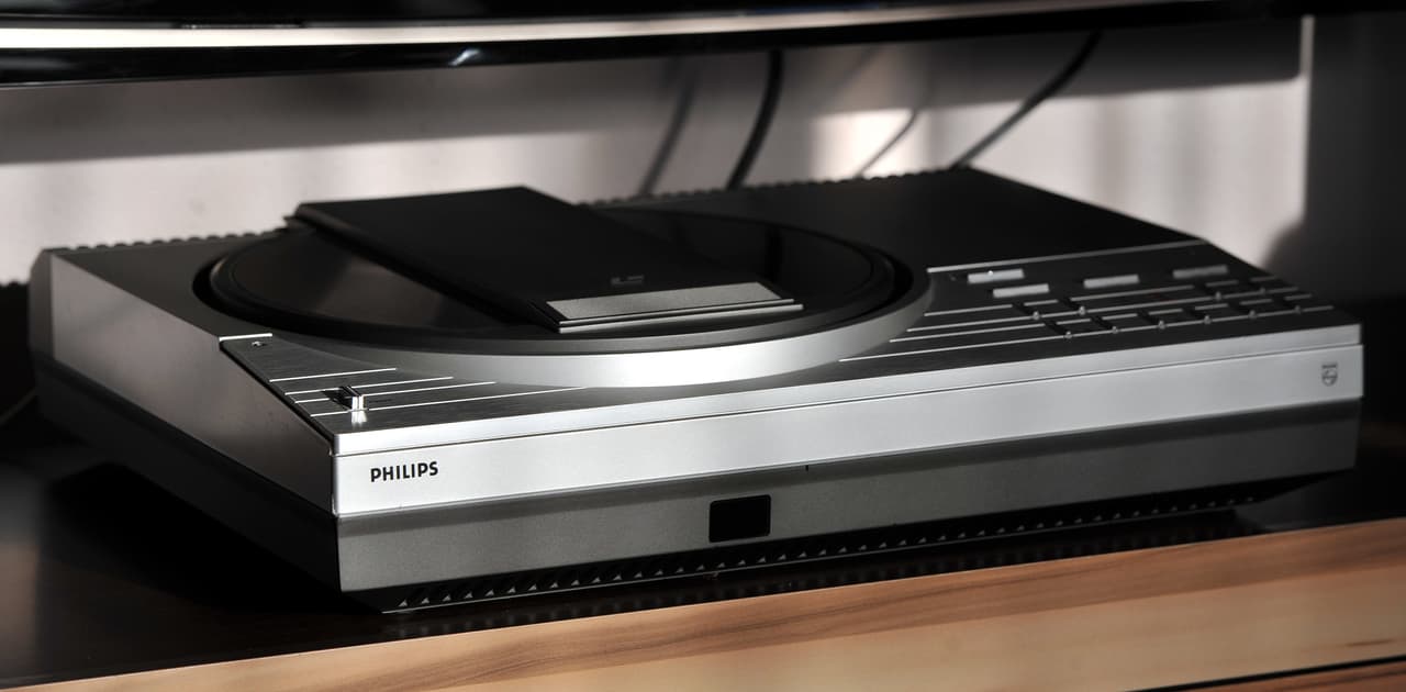 <b>LaserDisc</b>.
<br>
<br>Antes de la llegada del DVD, para reproducir videos los afortunados que podían costearlo usaron el LaserDisc Player o DiscoVision, como se llamaba en 1978. Era un costoso reproductor óptico de un disco de 12 pulgadas de diámetro, que intentó imponerse en el mercado del video pero no lo logró.
<br>