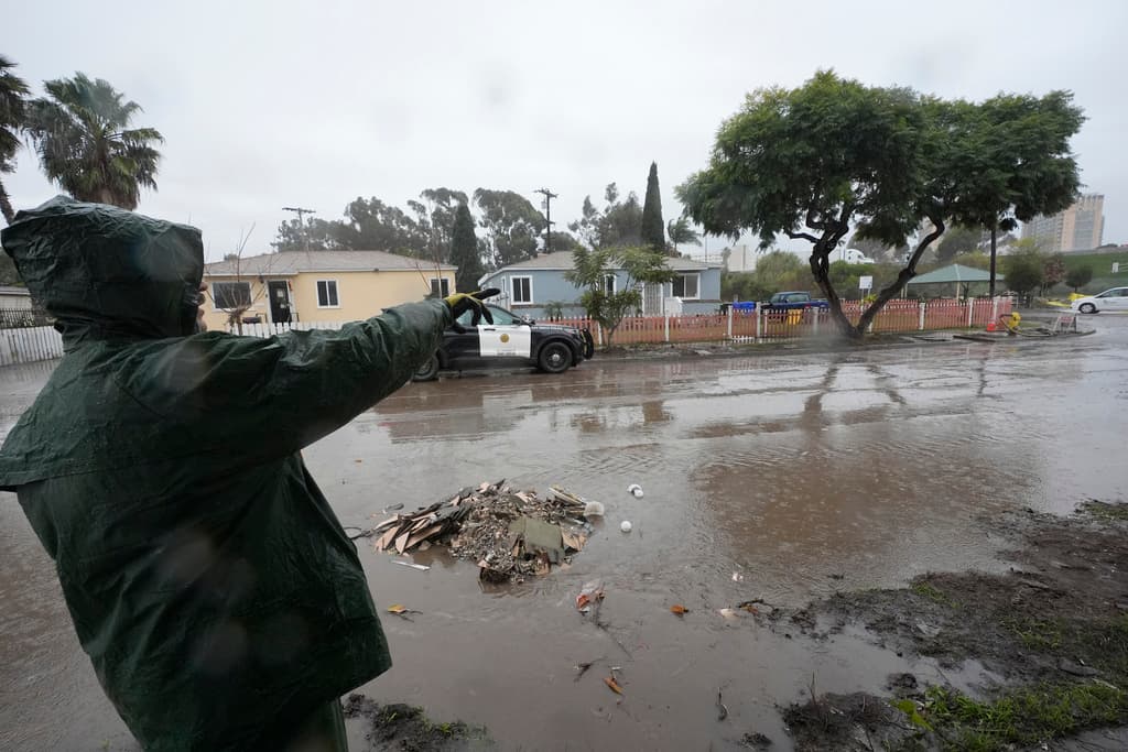 Rubén Gómez, quien el 22 de enero tuvo que rescatar a sus padres de su casa en San Diego, se mantuvo limpiando constantemente este jueves el frente del lugar. Todavía 
<b><a href="https://www.univision.com/local/los-angeles-kmex/san-diego-trabaja-recuperacion-lodo-perdidas-tormenta-fotos" target="_blank">no se recuperan de la inundación anterior</a></b> y teme que ahora todo empeore.