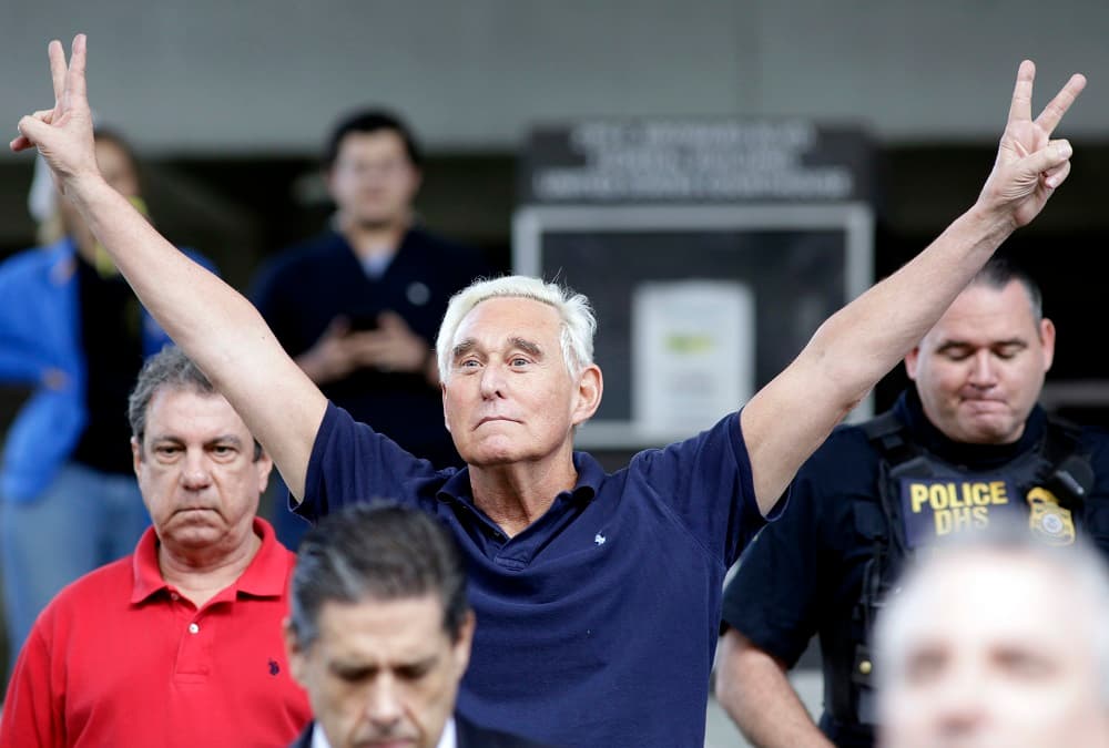 <b>37.</b> 
<b>Roger Stone</b>, asesor de Trump de larga data. En enero de 2019 Mueller los acusó de por siete cargos. Entre ellos el de haberle mentido Comité de Inteligencia de la Cámara de Representantes acerca de sus esfuerzos para ponerse en contacto con WikiLeaks, que filtró los correos hackeados a los demócratas durante la campaña, y de manipular a un testigo que podría haber desacreditado su historia. 
<a href="https://www.univision.com/noticias/politica/roger-stone-exasesor-de-trump-se-declara-inocente-de-delitos-relacionados-con-el-rusiagate">Stone se declaro inocente de estos cargos. </a>