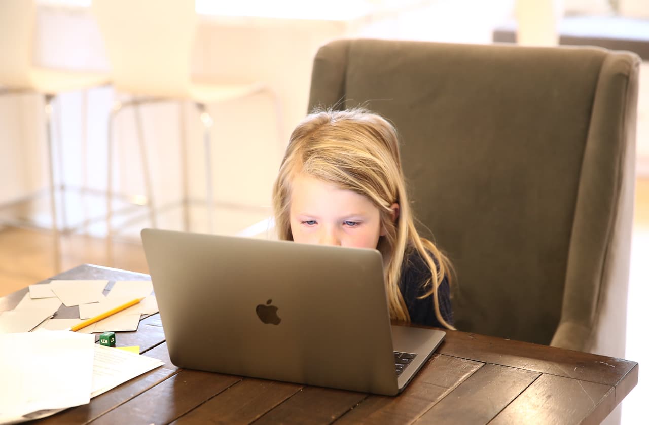 <b>5. Clases a través de la computadora</b>
<br>El 
<b><a href="https://www.univision.com/local/fresno-kftv/gobernador-de-california-confirma-que-se-suspende-el-ano-escolar-por-el-coronavirus">cierre de escuelas</a></b> y la decisión de terminar el año escolar en casa ha obligado a padres y estudiantes a convertir espacios de la casa en lugares de estudio. Aunque la mayoría de los 
<a href="https://www.univision.com/local/fresno-kftv/distritos-escolares-aun-no-definen-como-van-a-calificar-lo-que-resta-del-ano-escolar-video">distritos escolares no definen </a>sus maneras de calificar a sus estudiantes, 
<b>autoridades informan que están trabajando para proveer los recursos necesarios para finalizar de manera online el año académico.</b>