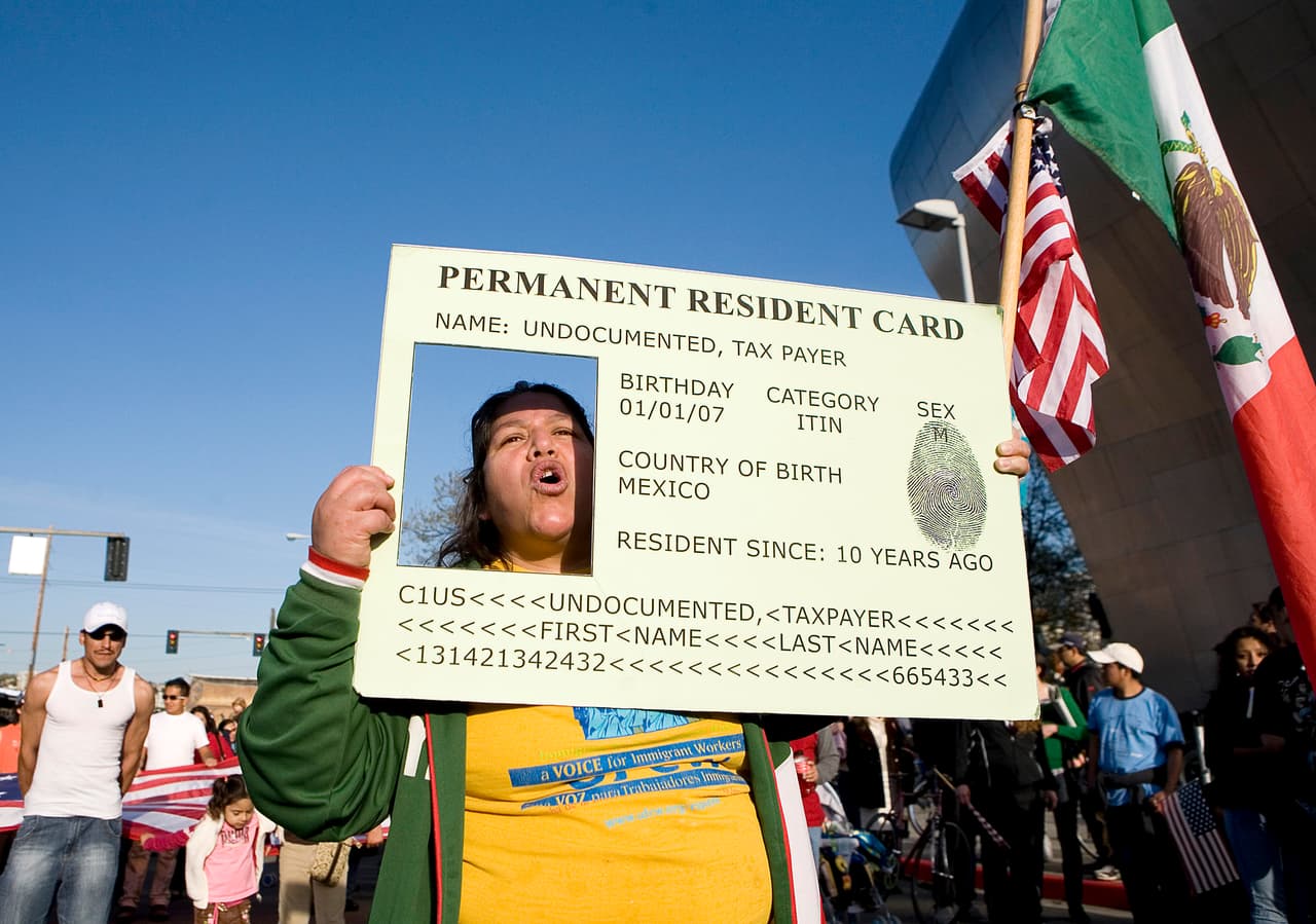 <b>¿Qué hace el Acta de Ciudadanía?</b>
<br>
<br>El beneficio inmediato de la propuesta de los congresistas sería abrir la posibilidad para obtener una residencia permanente legal para todos los trabajadores indocumentados en los sectores de salud, agricultura, construcción, servicios de emergencia, sanidad, alimentos, restaurantes, hotelería, procesamiento de carnes y pescados, trabajo doméstico, cuidado infantil, recuperación de desastres, manufactura, bodegas, transportes y logística, intendencia y lavandería, entre algunos otros.
<br>
<br>La propuesta planea incluir a todos los empleados sin papeles que trabajaban en estas industrias, pero perdieron su empleo o tuvieron que renunciar a causa del covid-19, así como a los familiares de los trabajadores que fallecieron por coronavirus.