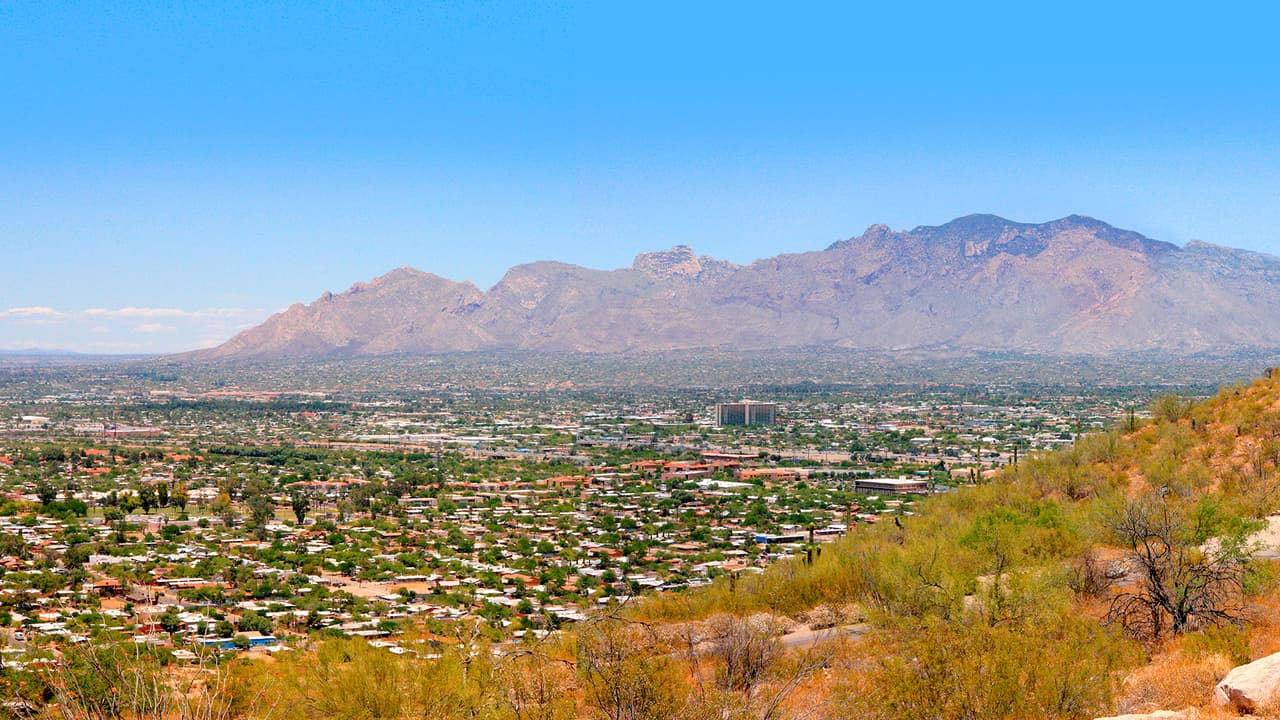 <b>5. Casas Adobes</b>
<br>Ubicada en la zona metropolitana de Tucson, cuenta con 70,900 habitantes y es un lugar ideal para los amantes de la naturaleza por su cercanía a sitios como Mt. Lemmon, Santa Catalina Natural Area y más.
<br>
<br>- Precio promedio de la vivienda: $374,900
<br>- Precio promedio de la renta: $1,419
<br>- Ingreso familiar promedio: $55,236
