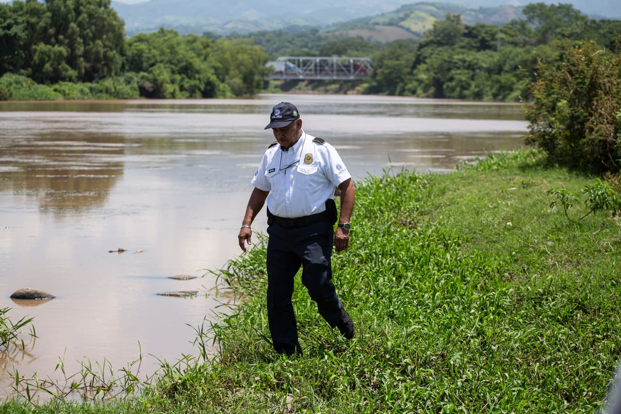 Un agente de la nueva Patrulla Fronteriza de El Salvador inspecciona un tramo del río La Paz en La Hachadura, un punto fronterizo con Guatemala, el 12 de septiembre de 2019. El Salvador desplegó un contingente de 800 policías y 300 oficiales de migración para reforzar las principales fronteras del país, prevenir el tráfico ilegal de personas y combatir al crimen transnacional.