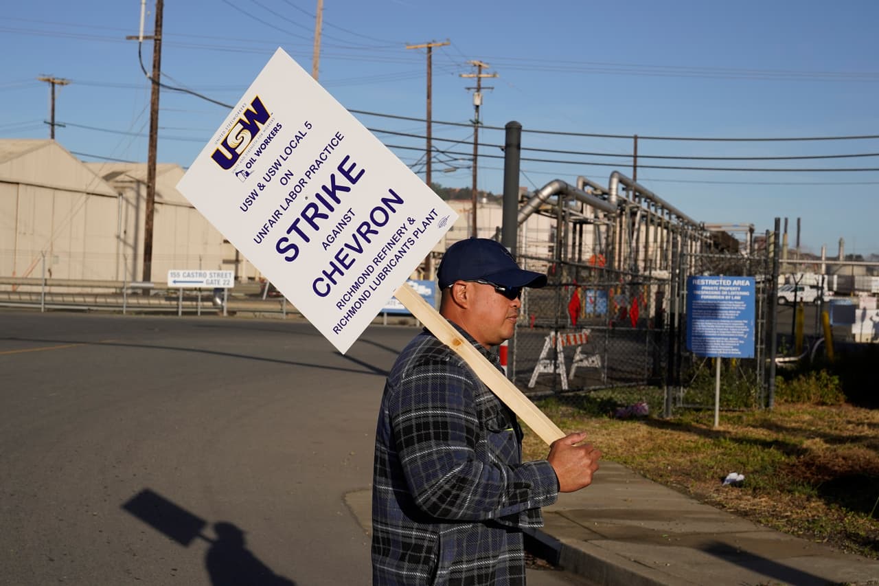 La huelga se produjo después de que los 
<b>trabajadores rechazaron la oferta de contrato más reciente de Chevron</b> y la empresa se negara a volver a la mesa de negociaciones.
<br>