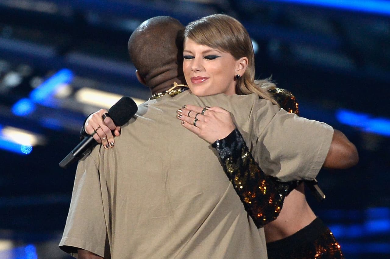 ¿Se acuerdan de esta imagen? Hasta se nos arruga el corazón con tanta ternura. Corría el 2015 y Taylor le hizo entrega del Michael Jackson Video Vanguard Award en los VMAs de ese año. Y Kanye, en sus 10 minutos de discurso, reiteró lo culpable que se sentía por el incidente del 2009.