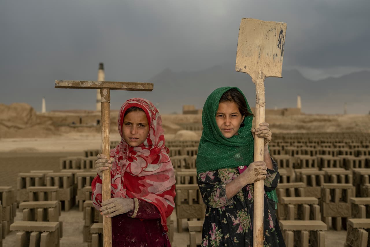 <b>A sus 12 años, Nabila, una de las pequeñas que trabaja en la fábrica, cuenta que la mitad de su vida lleva fabricando ladrillos. </b>Y ella es de las mayores de las que están haciendo ese duro trabajo.
