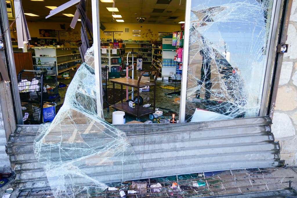 Al menos 52 personas fueron arrestadas por saquear tiendas en Filadelfia. Las autoridades indicaron que entre los arrestados hay al menos tres menores de edad. Aproximadamente 30 de los arrestados enfrentan cargos criminales.