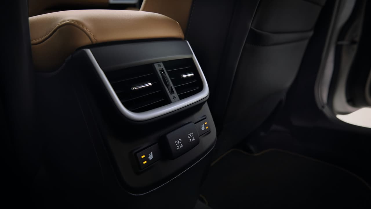 El Subaru Legacy 2020 es el primero de la línea en ofrecer conectividad Wi-Fi con acceso al internet através de conección rápida a travez de conección 4G LTE ampliando las opciones de entretenimiento para los pasajeros de los asientos traseros, quienes contarán con las 
<b>conexiones USB</b> necesarias para cargar sus aparatos.