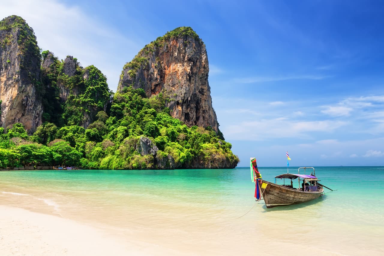<b>Koh Samui, Tailandia</b>
<br>
<br>Es la segunda isla más grande de Tailandia, un codiciado destino de mudanza para los extranjeros por la variedad de lugares excelentes para relajarse que encontrará. 
<br>
<br>"También se está convirtiendo rápidamente en un paraíso para los golfistas", dice International Living. Encontrará playas impresionantes, bahías apartadas, selvas tupidas y cascadas. Según la publicación, las parejas extranjeras que viven aquí informaron que gastan unos 1,500 dólares al mes. Si el presupuesto llega a 2,000 podría pagar una vida lujosa.
<br>