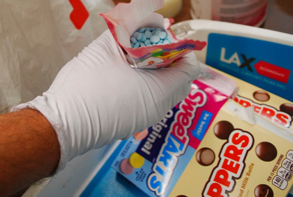 La Policía de Los Ángeles recuerda a los padres inspeccionar los dulces que reciban sus hijos y asegurarse de que estén sellados, sin marcas de manipulación.
