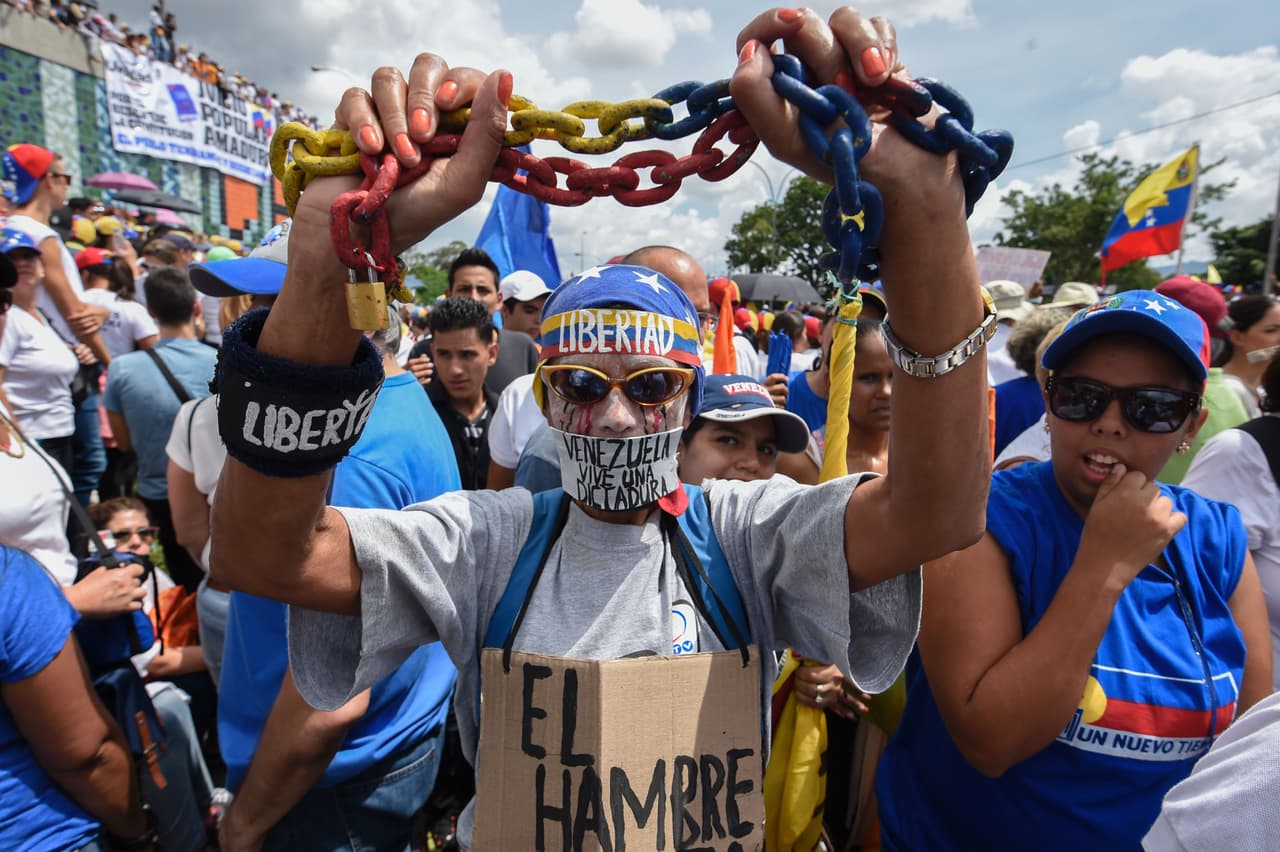 La mayoría opositora en la Asamblea Nacional de
<b> <a href="http://www.univision.com/noticias/america-latina/asamblea-de-venezuela-aprueba-juicio-politico-contra-nicolas-maduro">Venezuela aprobó</a></b> iniciar un juicio político contra el presidente Nicolás Maduro. La suspensión del proceso de referendo revocatorio incrementó la tensión política en el país caribeño. 
<br>