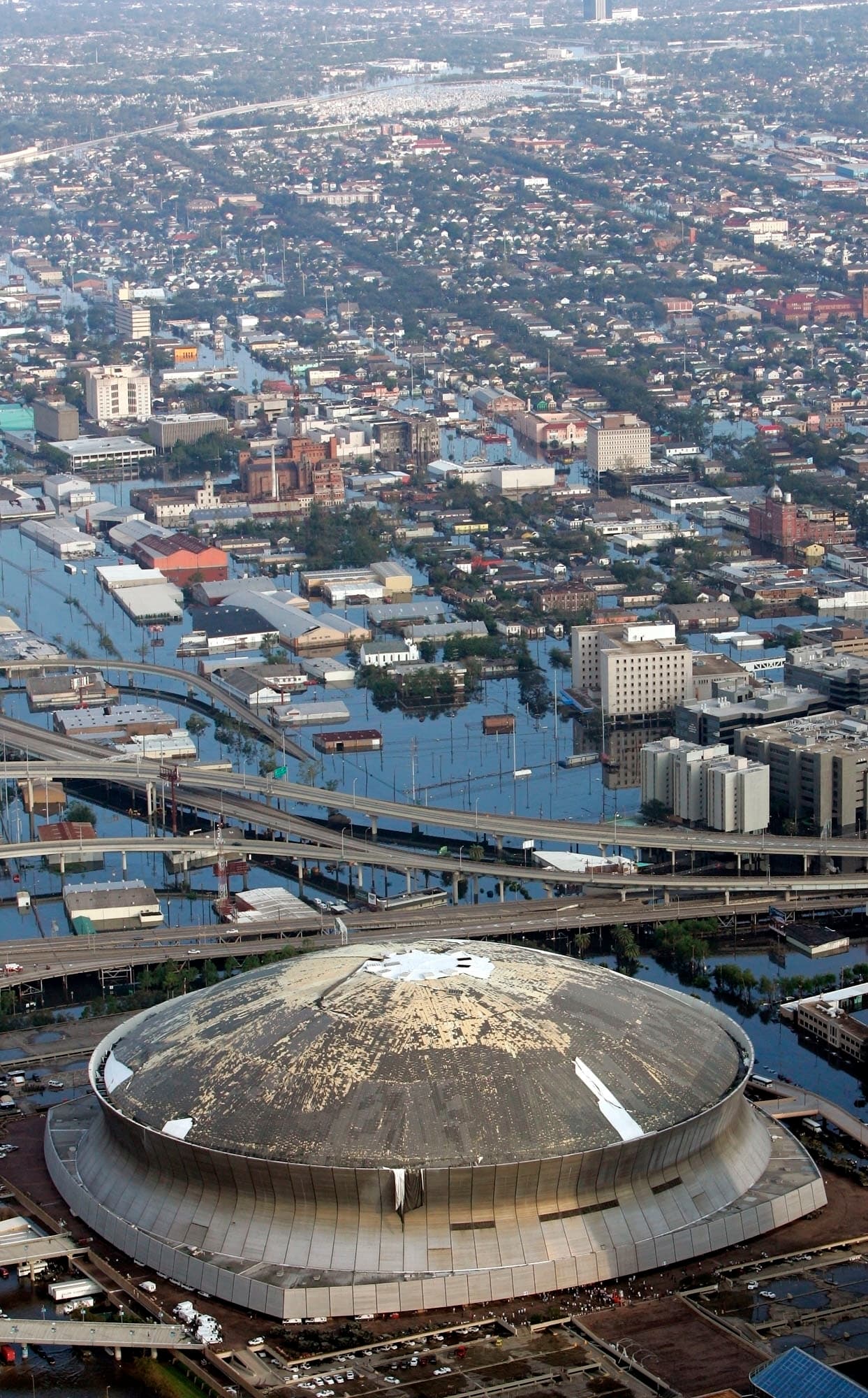 <b>4.- Katrina (2005)</b>.
<b> Fallecidos: 1,200 en Louisiana.</b> Luego de pasar sobre Florida, el poderoso huracán tomó fuerza y golpeó las costas de Luisiana con vientos de categoría 3. Impactó severamente el área metropolitana de Nueva Orleans y causó daños por más de 100,000 millones de dólares. 
<br>