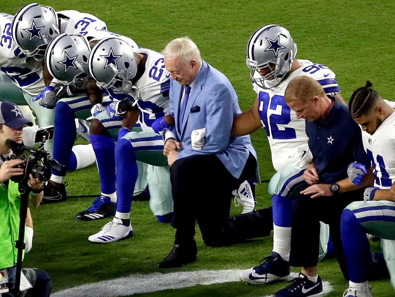 Partidos de fútbol americanoTambién es tradicional que el Día de Acción de Gracias se jueguen tres partidos de la Liga Nacional de Fútbol Americano, la NFL. Desde 1920, dos de estos partidos siempre incluyen a los 
<b>Detroit Lions y los Dallas Cowboys</b>, que reciben a un contrincante en sus sedes.
<br>