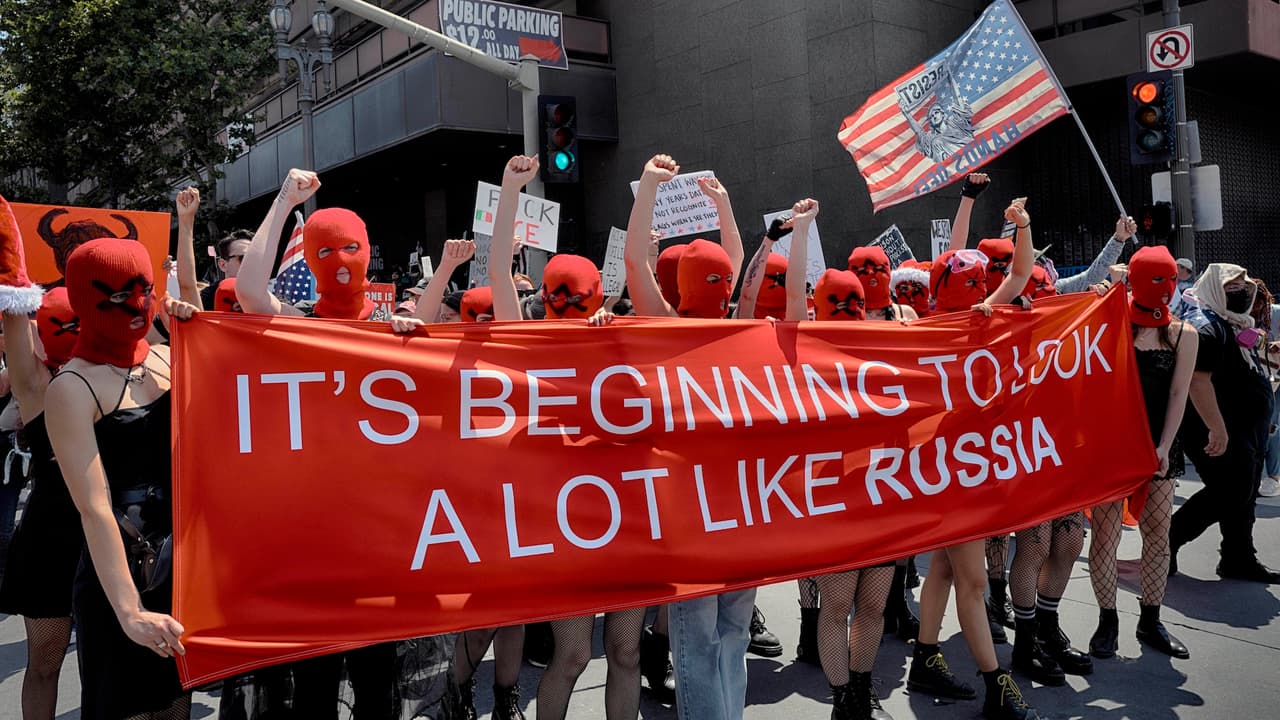 “Empieza a parecerse mucho a Rusia”: Pussy Riot lanza mensaje contra autoritarismo en "No Kings" de Los Ángeles