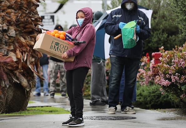 Entre las medidas para evitar los contagios, el 
<a href="https://www.univision.com/local/los-angeles-kmex/alcalde-de-los-angeles-anuncia-medidas-mas-severas-para-negocios-no-esenciales-que-siguen-operando">cierres de negocios no esenciales</a> y la parcial operación de los considerados necesarios, dejó a millones de familias sin el sustento semanal o mensual para cubrir necesidades básicas.