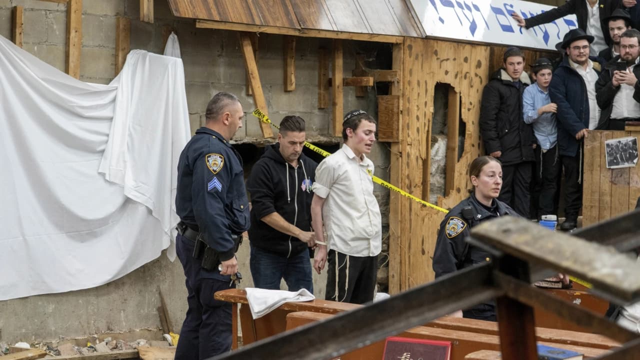 Un miembro de la comunidad de Jabad alegó que el túnel fue inicialmente construido por "estudiantes extremistas", pero luego 
<a href="https://www.univision.com/local/nueva-york-wxtv/sinagoga-nueva-york-tunel-secreto-construido-migrantes-pagados-extremistas" target="_blank">contrataron a unos migrantes mexicanos para continuar los trabajos, de manera clandestina</a>.