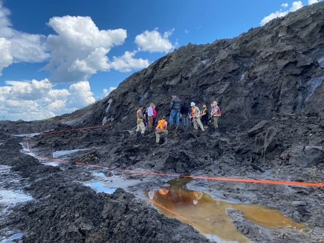Una parte de restos de un bebé mamut bautizado Effie habían sido hallados en 1948 en una mina de oro de Alaska, y en 2007 fue encontrado en Siberia un especimen de 42,000 años llamado Liouba, del mismo tamaño que este último descubierto.
<br> 
<br>En la foto, el sitio donde se descubrió Nun cho ga en la mina Treadstone en Klondike.