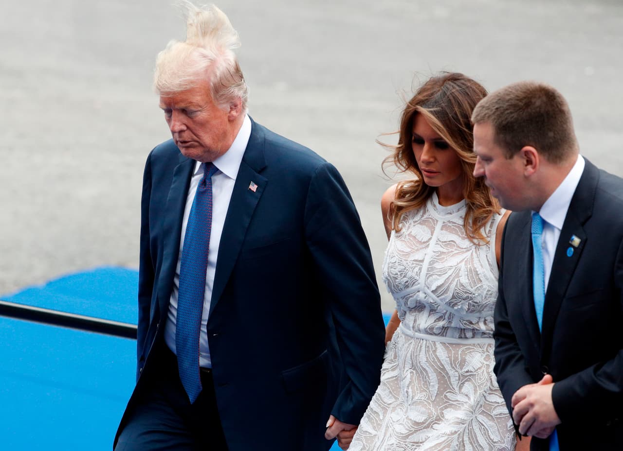 Aquí, Trump y su esposa Melania caminan junto al primer ministro de Estonia, Juri Ratas. La toma fue en el exacto momento en que el viento le jugó una broma al peinado de Trump.