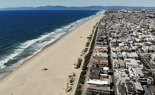 Esta toma aérea muestra la desolación de la costa desde Manhattan Beach y hasta Santa Monica, tras la medida de cierre del todas las playas del condado de Los Ángeles en abril de 2020.