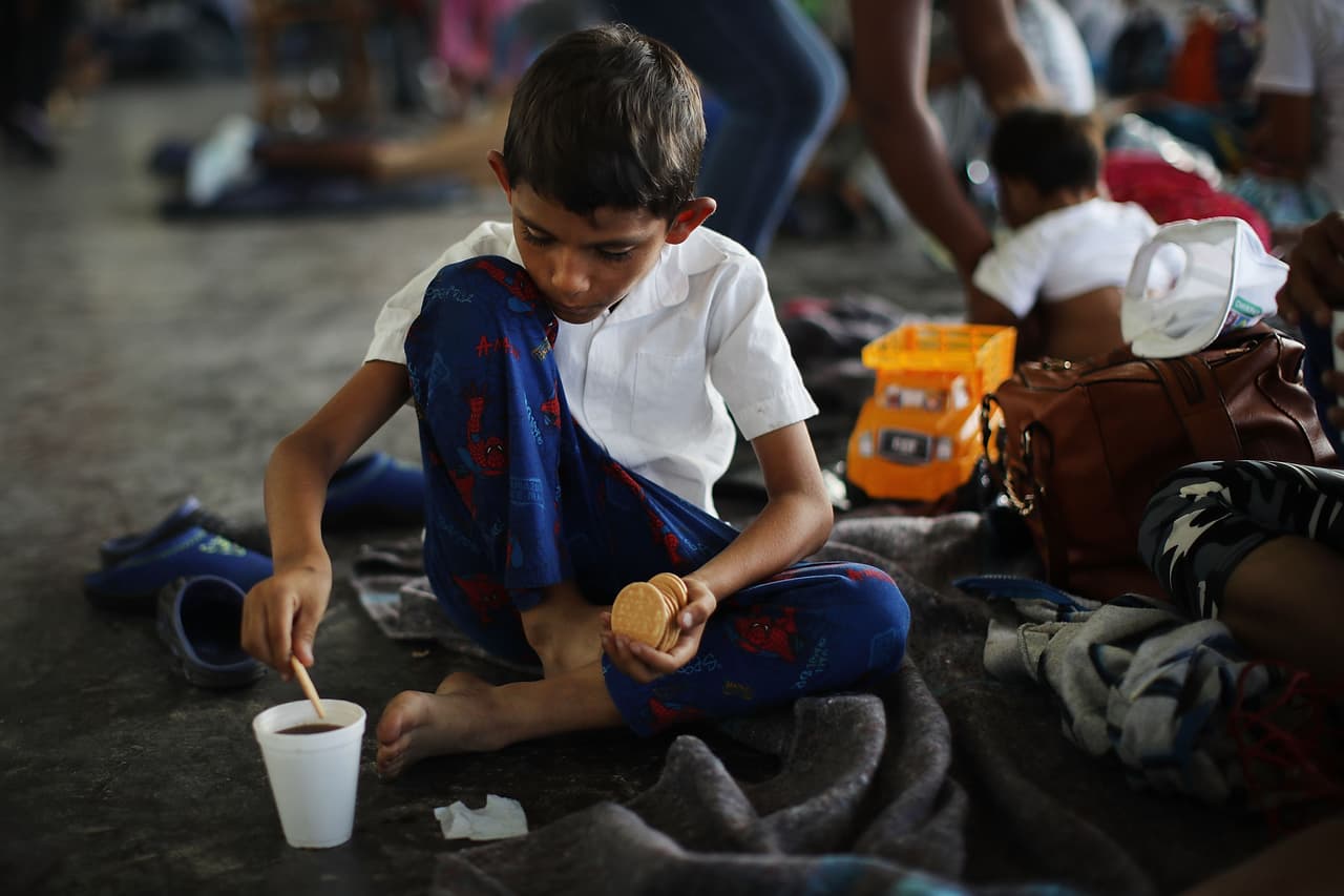 Estados republicanos desafían en una corte el programa que reúne a migrantes centroamericanos con sus hijos