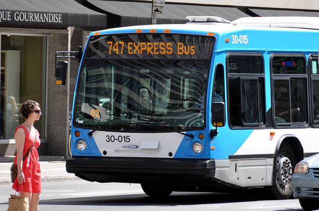En el tren, trolley y autobuses, las personas deben tratar de mantenerse lo más lejos posible unas de otras.