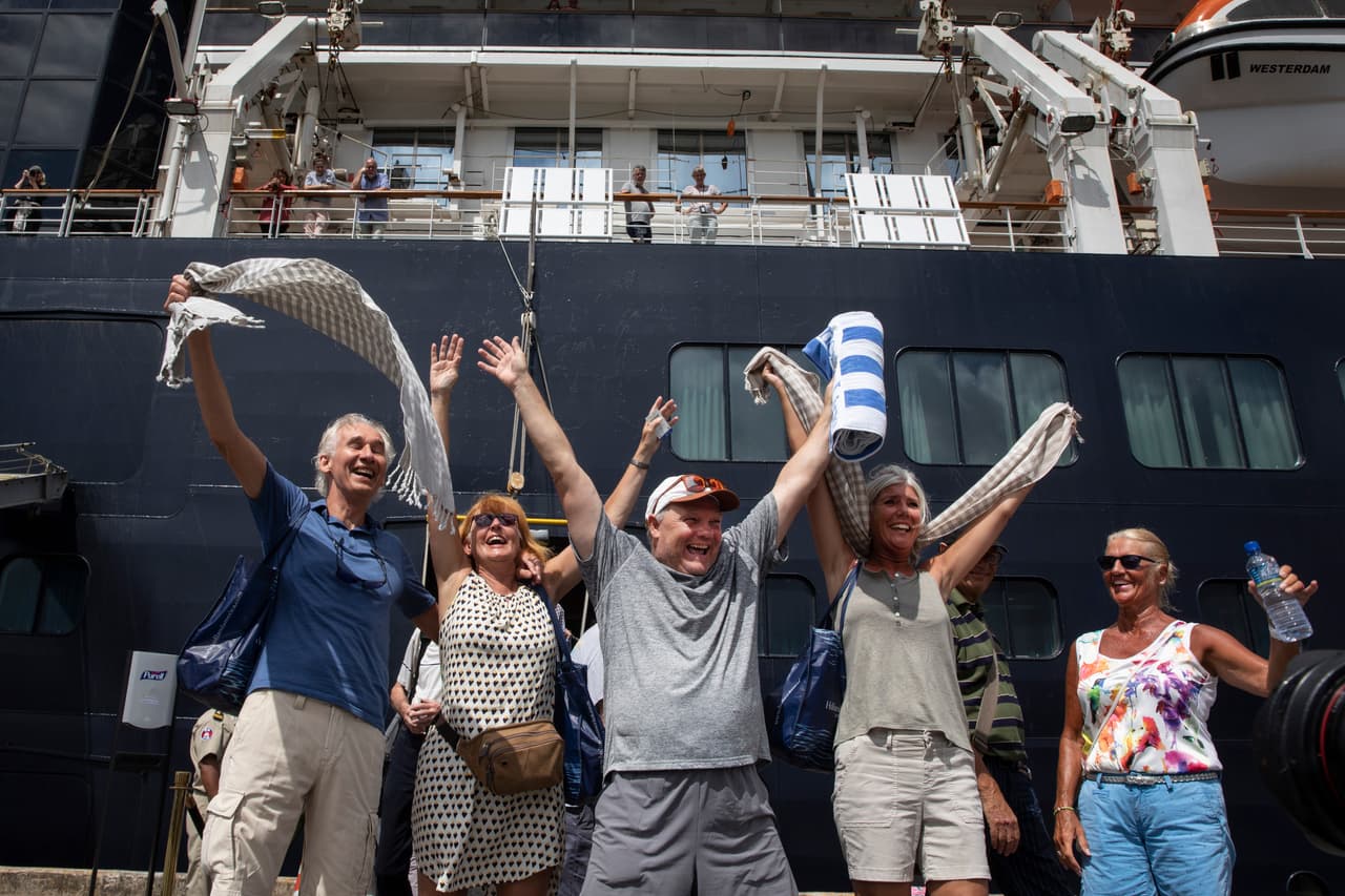 En la imagen, celebraciones de los pasajeros 'liberados' del crucero 'errante'. Mientras tanto, 
<a href="https://www.univision.com/shows/noticiero-univision/parece-que-estuvieramos-en-prision-mexicano-dentro-de-un-crucero-en-japon-que-esta-en-cuarentena-por-el-coronavirus-video">otro crucero está en cuarentena en Japón</a>, frente a las costas de Yokohama, con más de 200 casos del virus a bordo. Los casos de Coronavirus se elevan a más de 64,000 personas, el número total de muertes es cercano a las 1,400.
