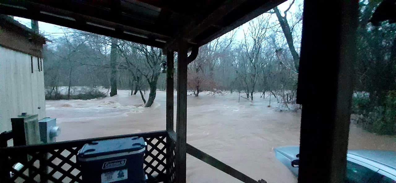 Si recibe un 
<a href="https://www.univision.com/noticias/meteorologia/alerta-de-tormenta-vs-aviso-de-tormenta-diferencias-y-todo-lo-que-debes-saber">aviso de inundación</a> en su televisor, radio o teléfono celular, evite conducir al menos que reciba una 
<b>orden de evacuación. </b>Lugar: Condado de Iredell